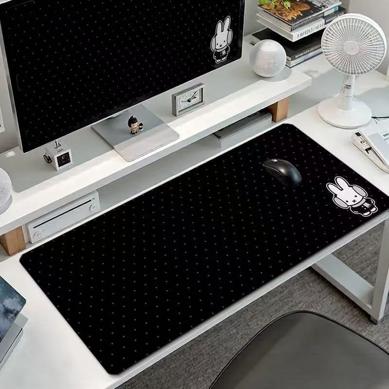Office Furniture Brands - แผ่นรองเมาส์ลายกระต่ายมิฟฟี่น่ารัก ขนาดใหญ่ ลายคาวาอี้ สำหรับเล่นเกมส์ พร้อมลายหูฟัง จุดสีดำกันลื่น