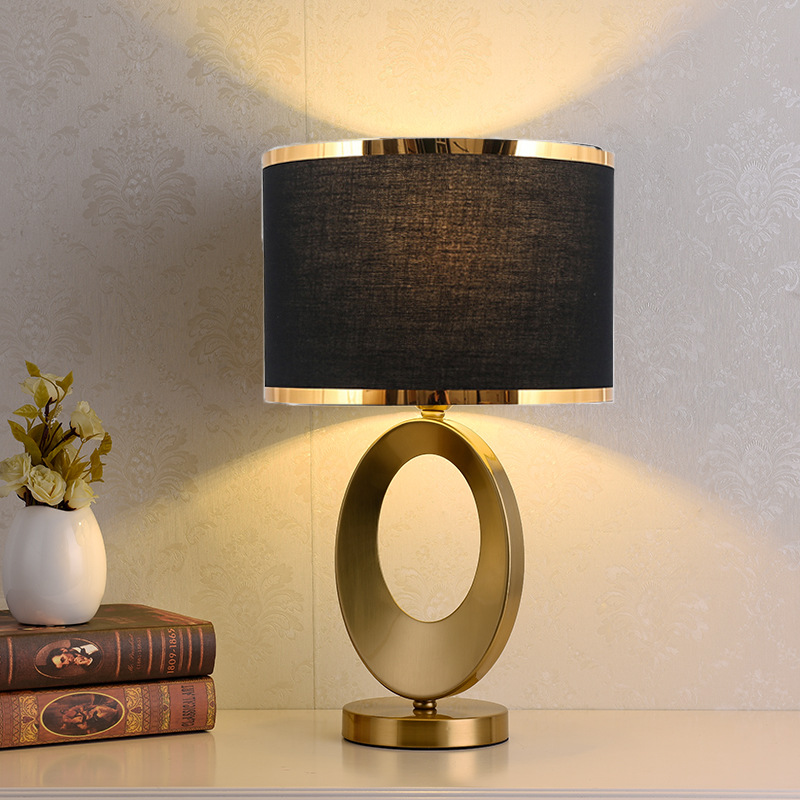 Desk Lamp - โคมไฟตั้งโต๊ะขนาดเล็กสไตล์นอร์ดิกสุดหรูหรา สำหรับห้องนอน ห้องนั่งเล่น ห้องทำงาน ดีไซน์เรียบง่ายทันสมัย ตกแต่งแบบเรโทรน่ารัก